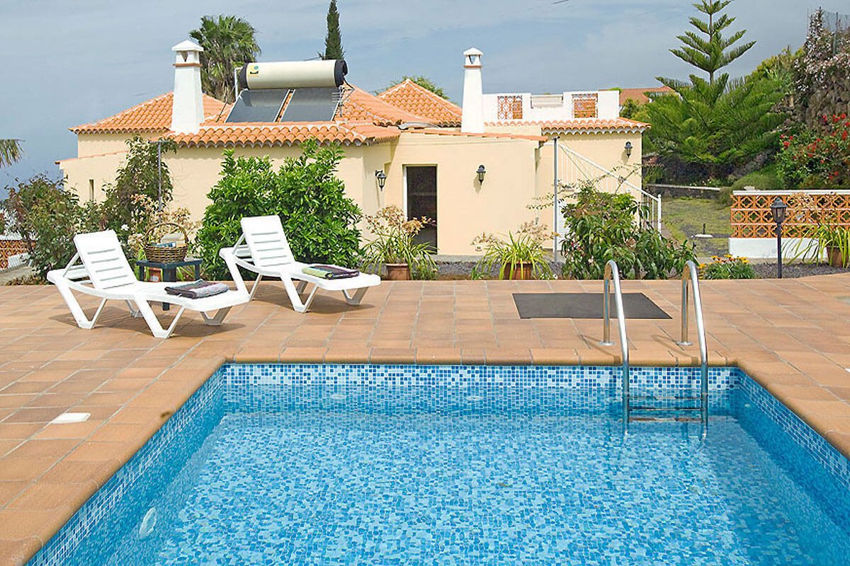 Maison de vacances avec magnifique terrasse avec piscine privée et chaises longues, parfait pour quelques jours de détente dans la région de Tijarafe