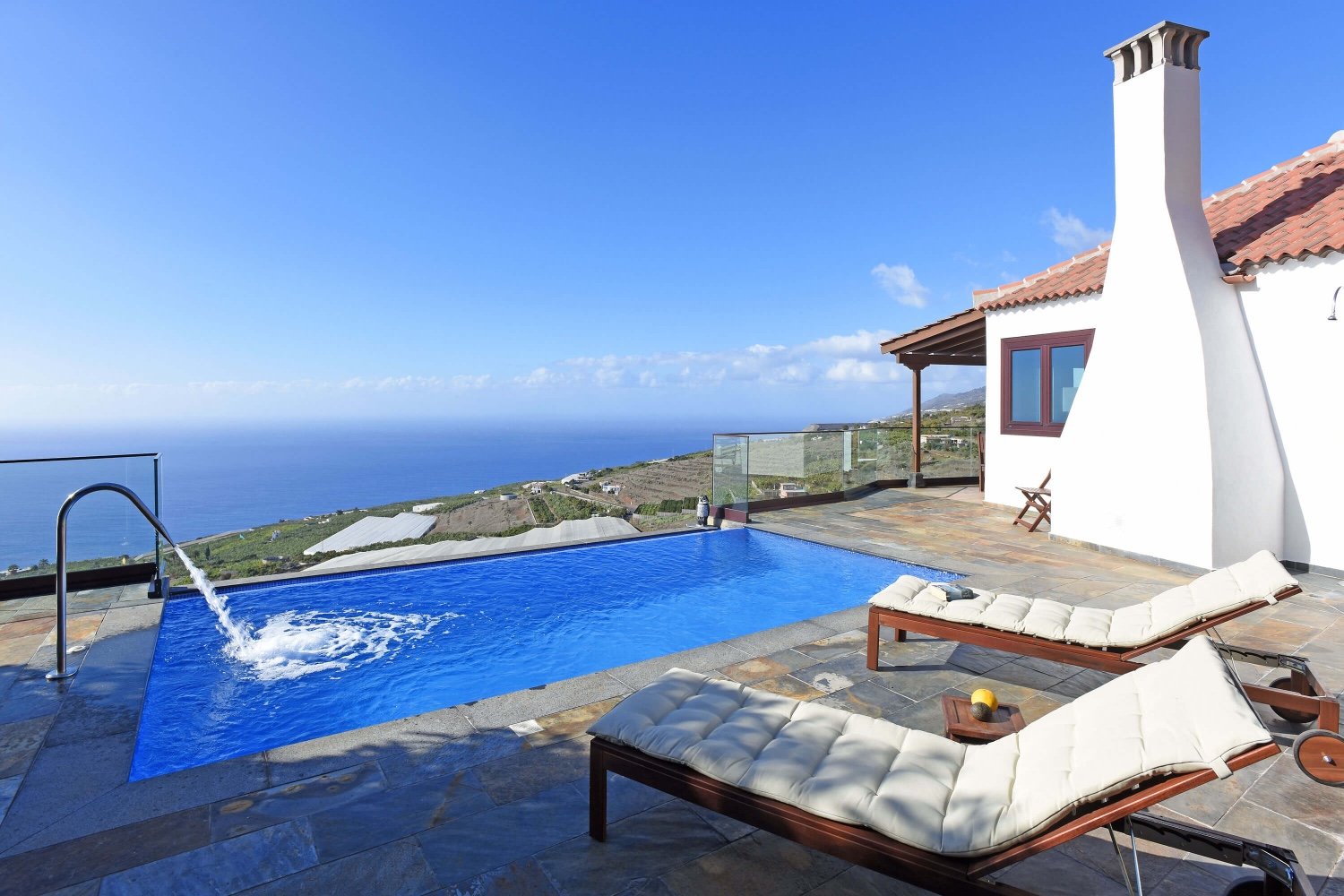 Schönes zweistöckiges Haus mit Kamin und privatem Pool mit spektakulärem Blick auf das Meer und die Berge