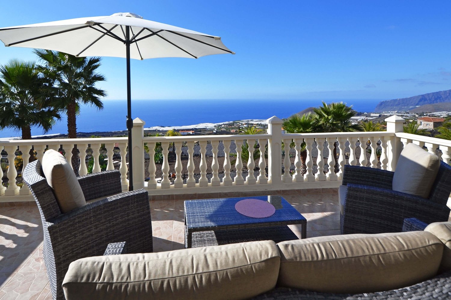Rekreační apartmán se světlými interiéry, společným bazénem a velkou terasou v prvním patře s krásným výhledem na moře, který se nachází v Las Norias