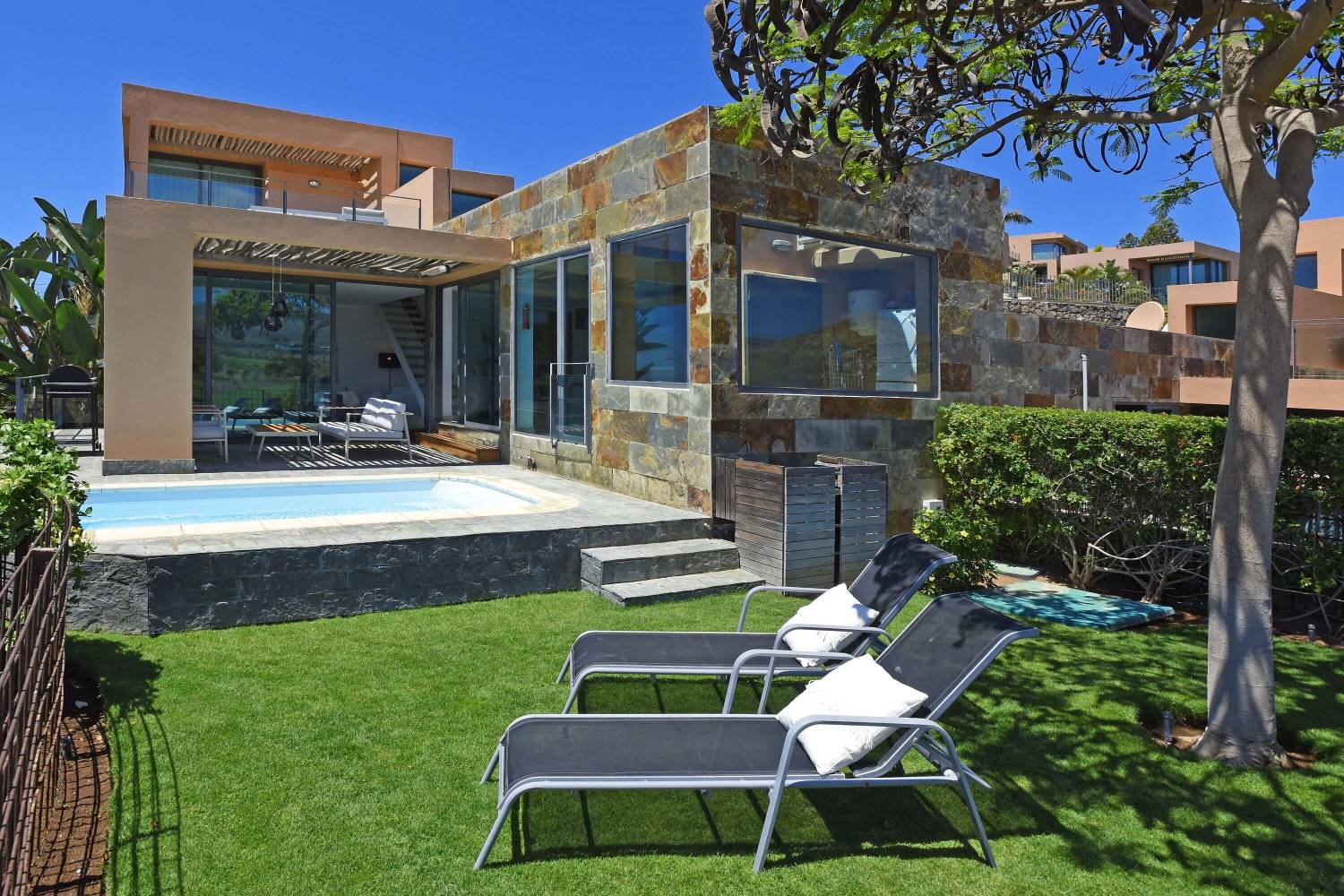 Bonita casa de vacaciones con vistas espectaculares al campo de golf, al mar y a las montañas desde el jardín con piscina privada y terraza en el primer piso