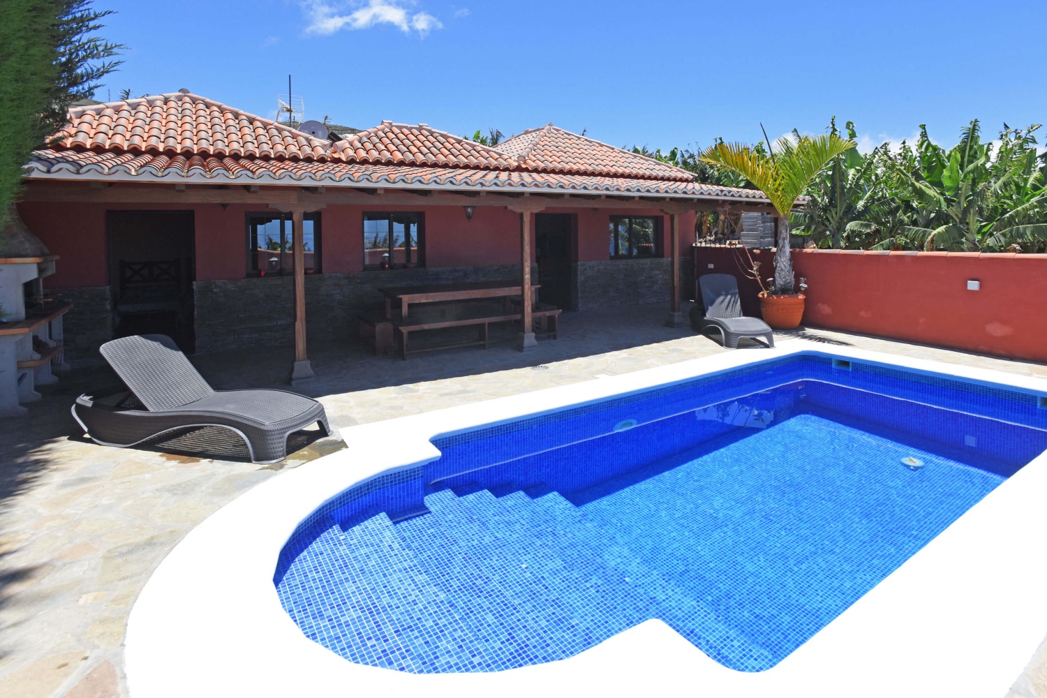 Bonita casa rural para 4 personas con piscina privada de acceso fácil ubicada en una zona rural con vistas al mar y a las montañas 