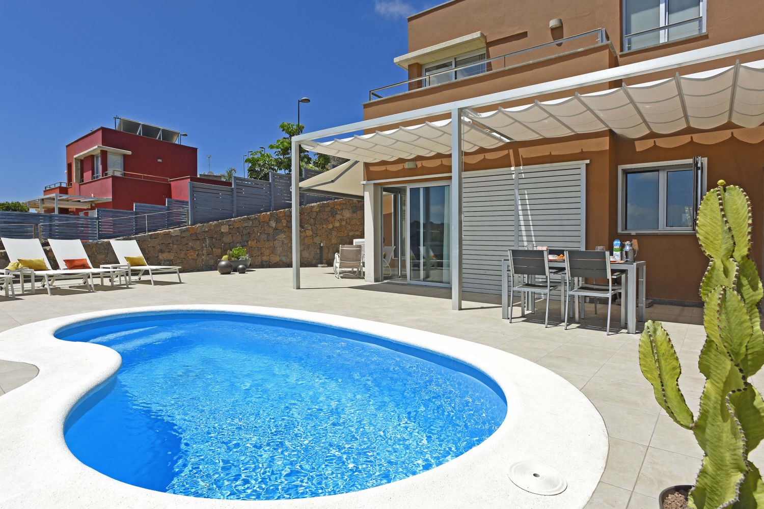 Maison de vacances neuve et confortablement meublée avec grande terrasse, piscine privée et belle vue sur le terrain de golf