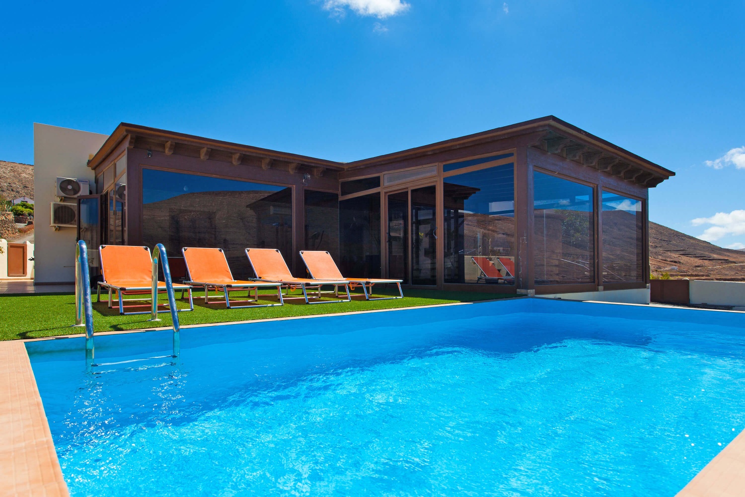 Komfortabel ausgestattetes Landhaus mit großem verglasten Wellness-Fitnessbereich mit Jacuzzi, Privatpool und Ausblick auf die Landschaft von Fuerteventura