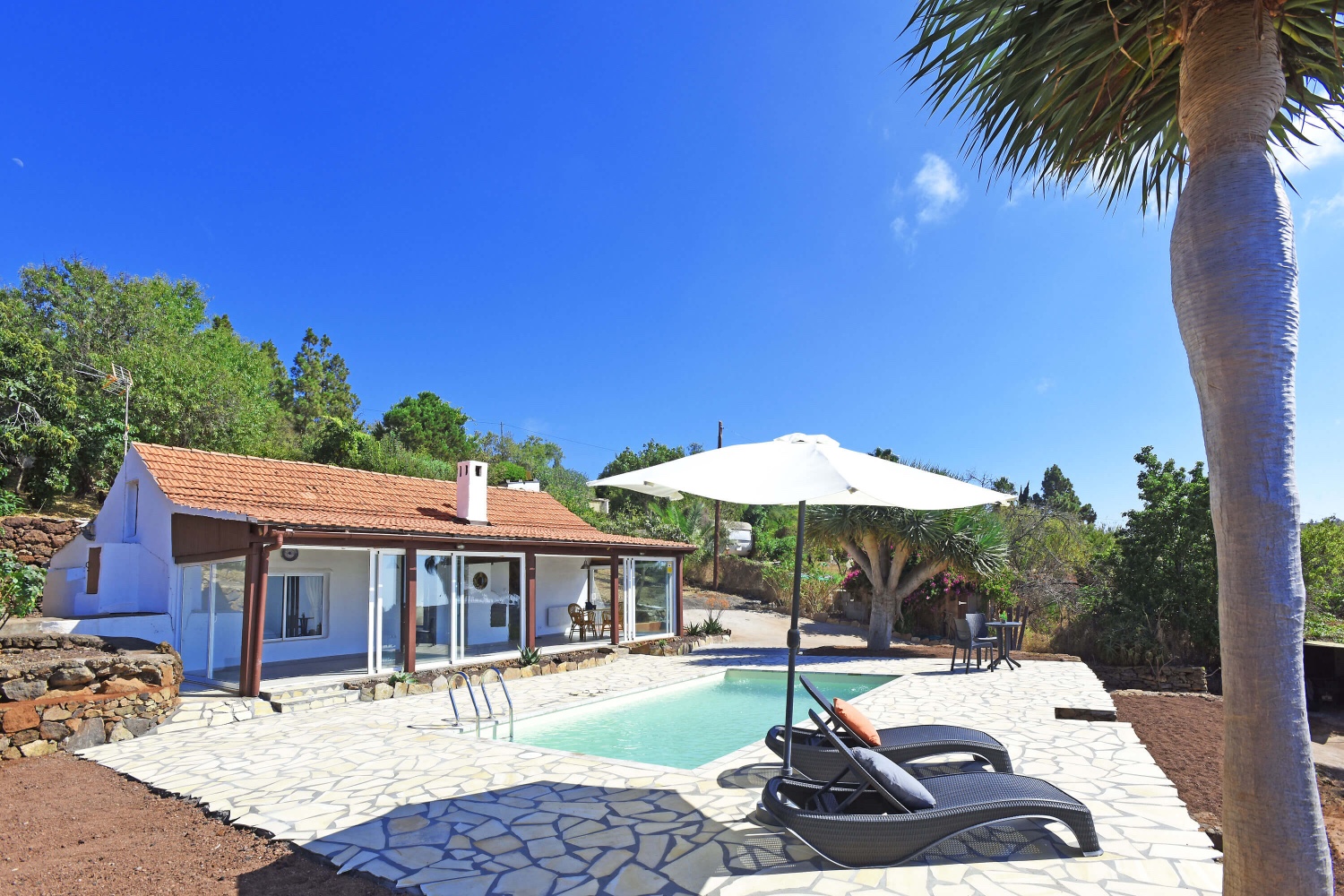 Moderní stylový rekreační dům s velkými venkovními plochami a soukromým bazénem v Puntagordě