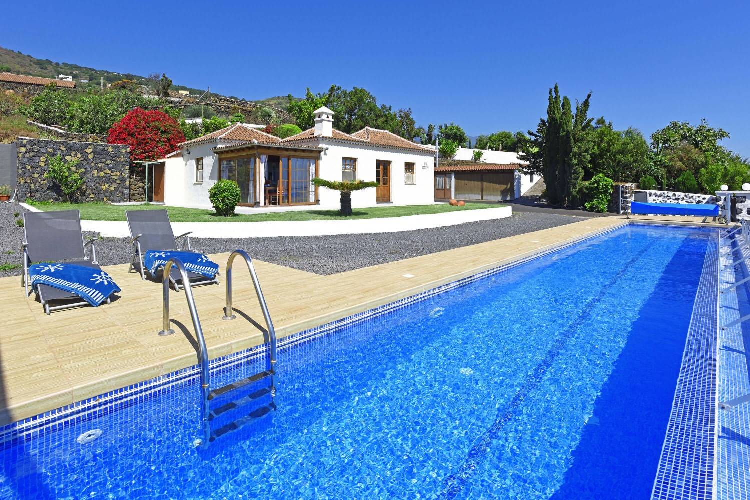 Casa de vacaciones recientemente renovada con piscina larga para nadar en el lado este de La Palma con vistas al océano Atlántico y Tenerife