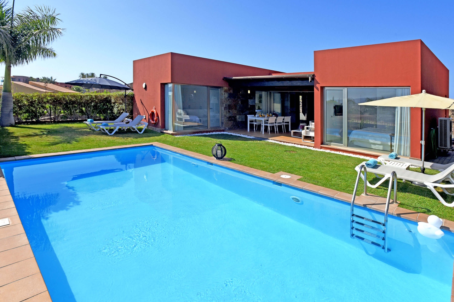 Bungalow entièrement neuf et meublé moderne avec belle terrasse extérieure, grande piscine et belle vue sur le golf et le paysage.