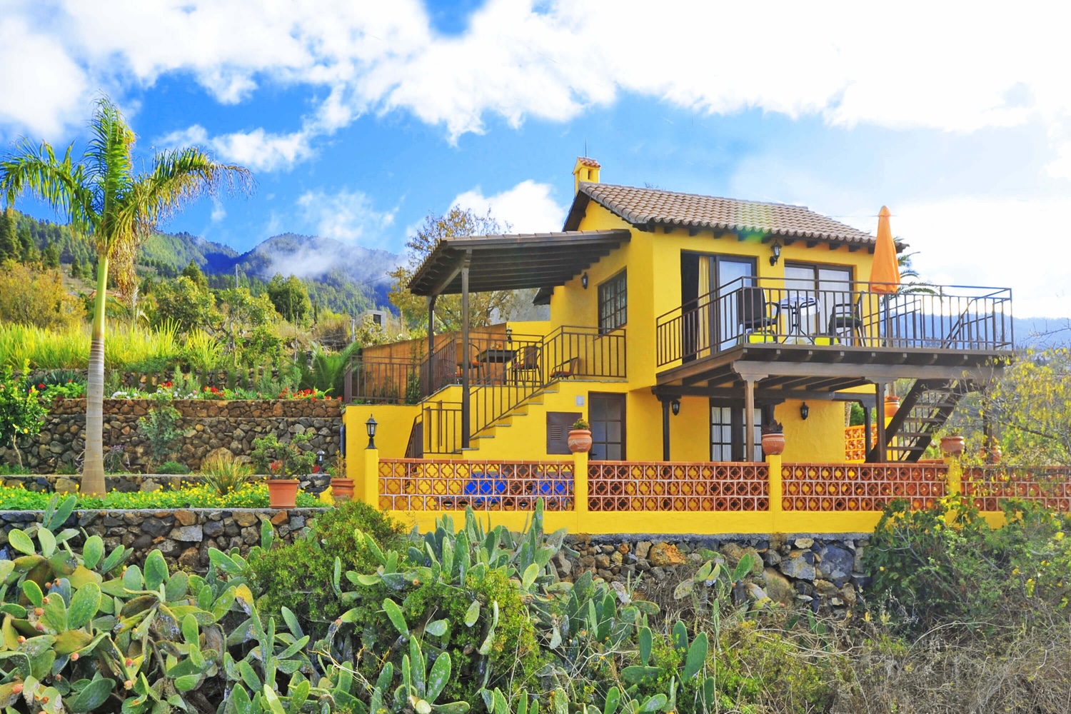 Idyllisches Ferienhaus mit einer Terrasse im Obergeschoss um den wunderbaren Panoramablick auf den Atlantik zu genießen, schön auf einem Hügel in Tijarafe gelegen