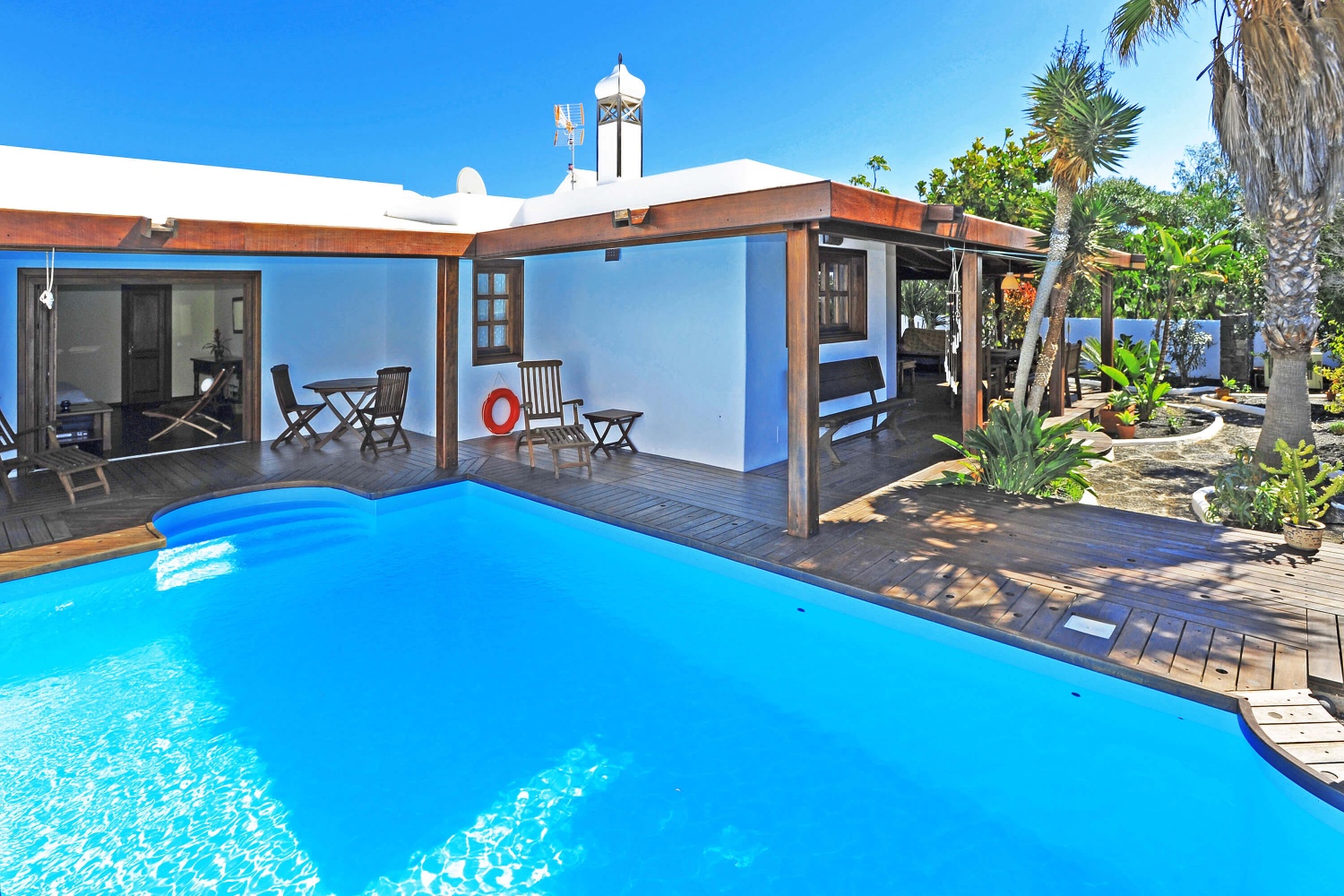 Belle villa de style rustique, avec un beau jardin et piscine privée, près du terrain de la plage et le golf à Costa Teguise