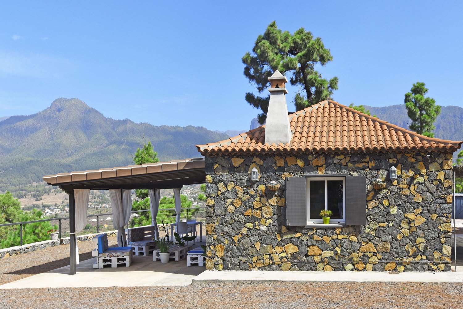 La rustica casa in pietra si trova in una pineta con una fantastica vista sul mare e sulle montagne, un paradiso per le escursioni