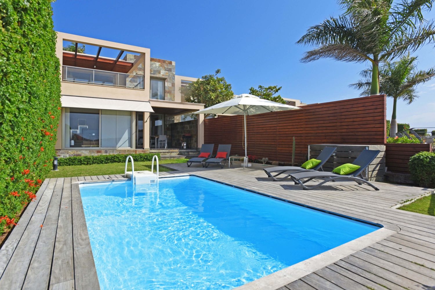 Modernes 3-Schlafzimmer-Haus mit privatem Pool in einer gepflegten Villenanlage mit herrlichem Blick auf den Golfplatz und das Meer