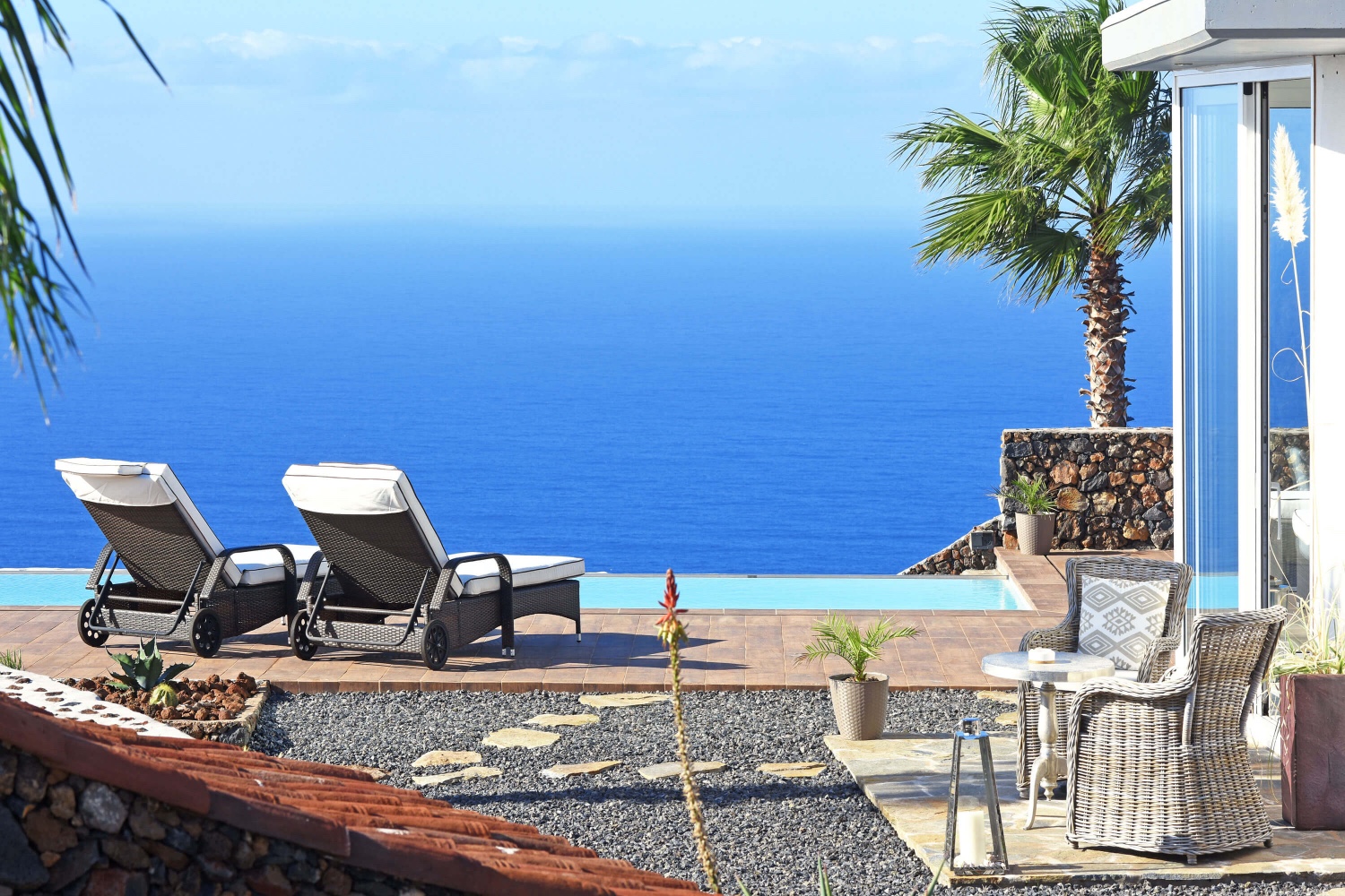 Die moderne Architekten-Villa mit einzigartigem Design und traumhaften Infinity-Pool liegt in Alleinlage und bietet einen Panoramablick auf das Meer und die Landschaft von allen Bereichen des Hauses aus 