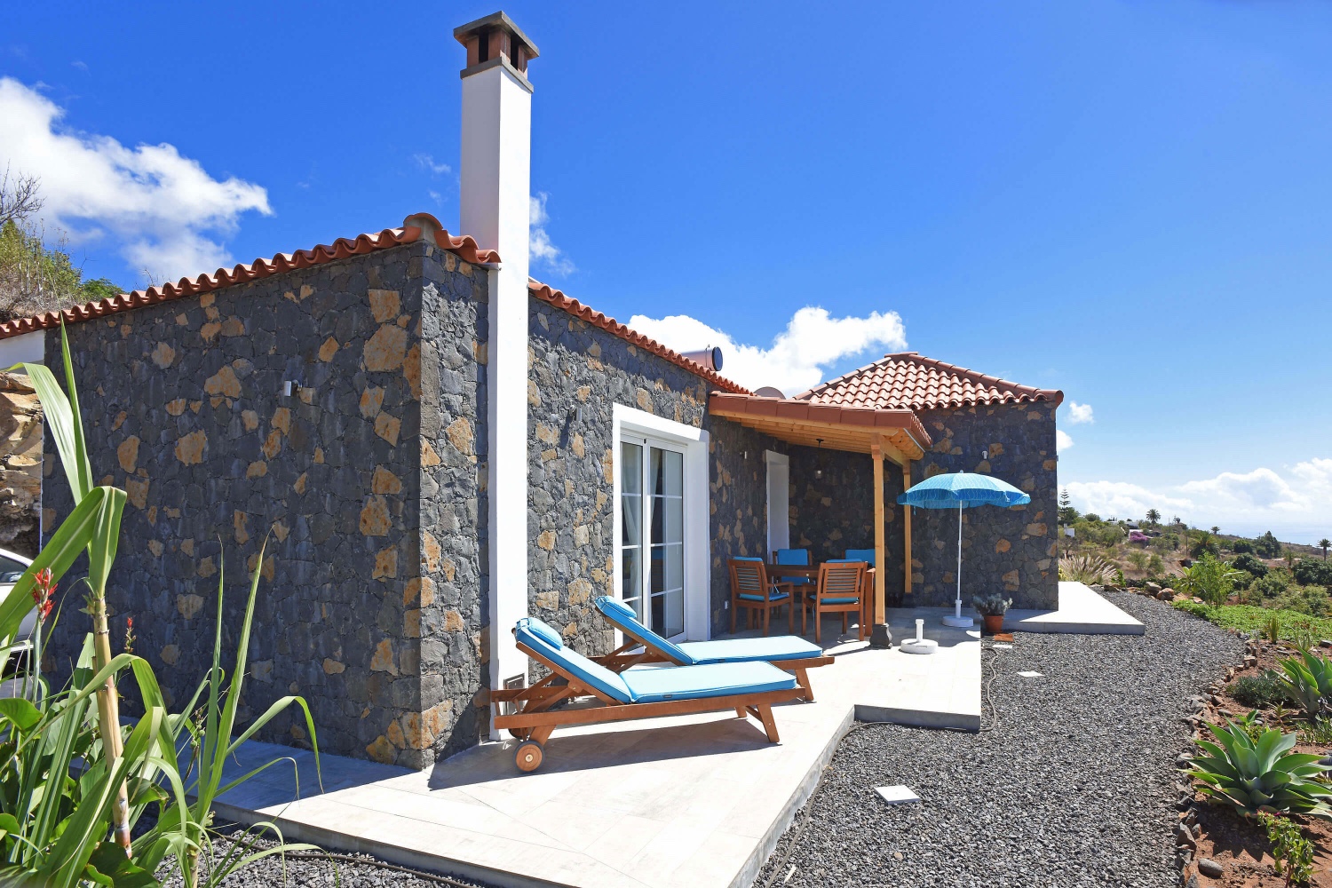 Neu gebautes, traditionelles Steinhaus mit allem Komfort eines modernen Designs und einem schönen Außenbereich, um den Meerblick zu genießen