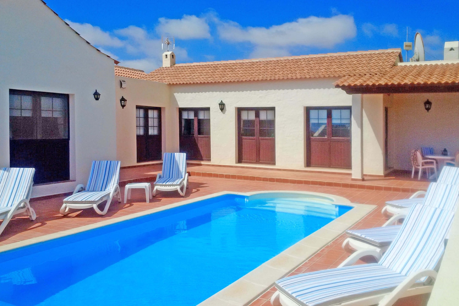 Maison de vacances de trois chambres de style traditionnel avec piscine privée et entourée par le magnifique paysage volcanique près de la côte