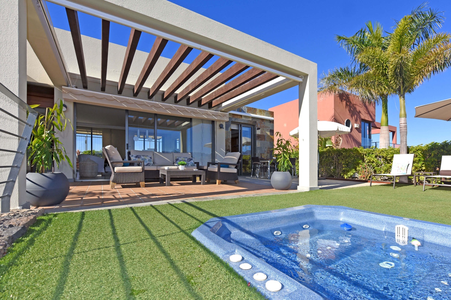 Modern vakantiehuis met jacuzzi en spectaculair uitzicht op de golfbaan en de zee in het zuiden van Gran Canaria