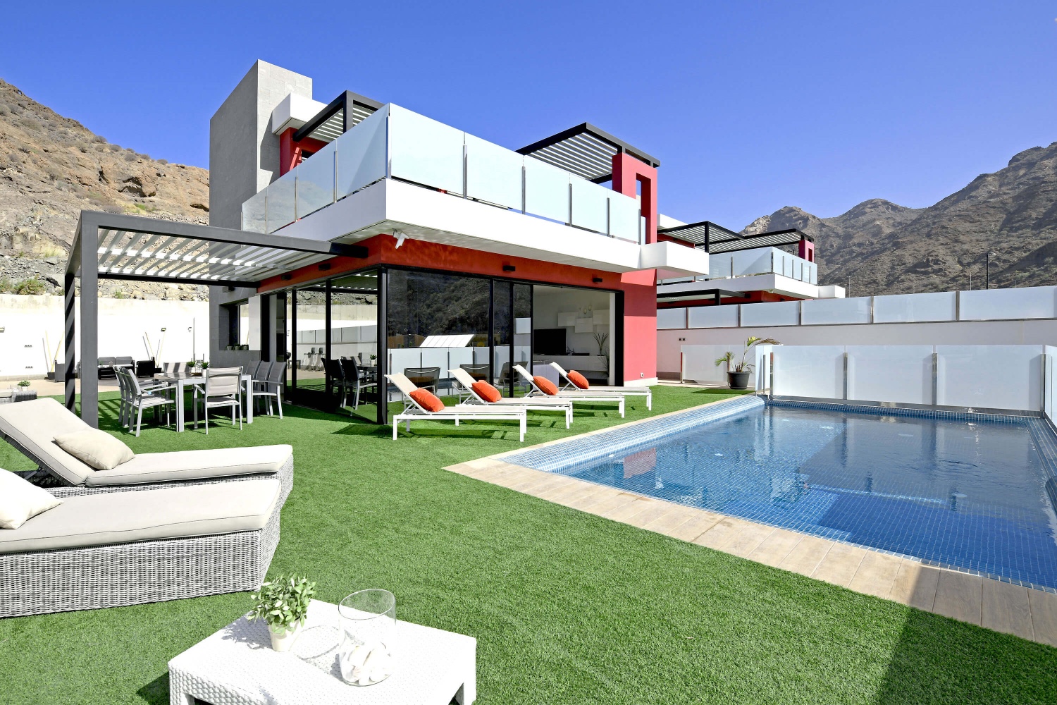 Moderne ferie villa godt utstyrt med et stort privat basseng, flere terrasser og utsikt til havet og fjellene, ligger nær Tauro strand i sør av Gran Canaria