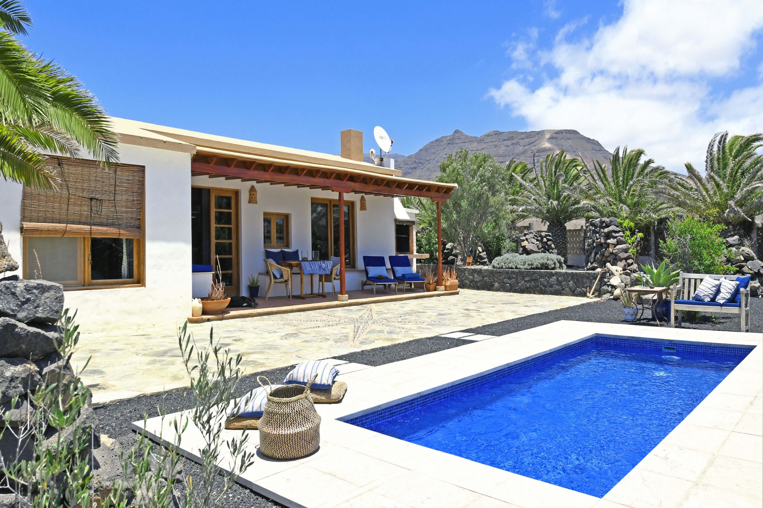 Beautiful two bedroom house to rent in a quiet area near the beach and with beautiful views of the volcanic landscape