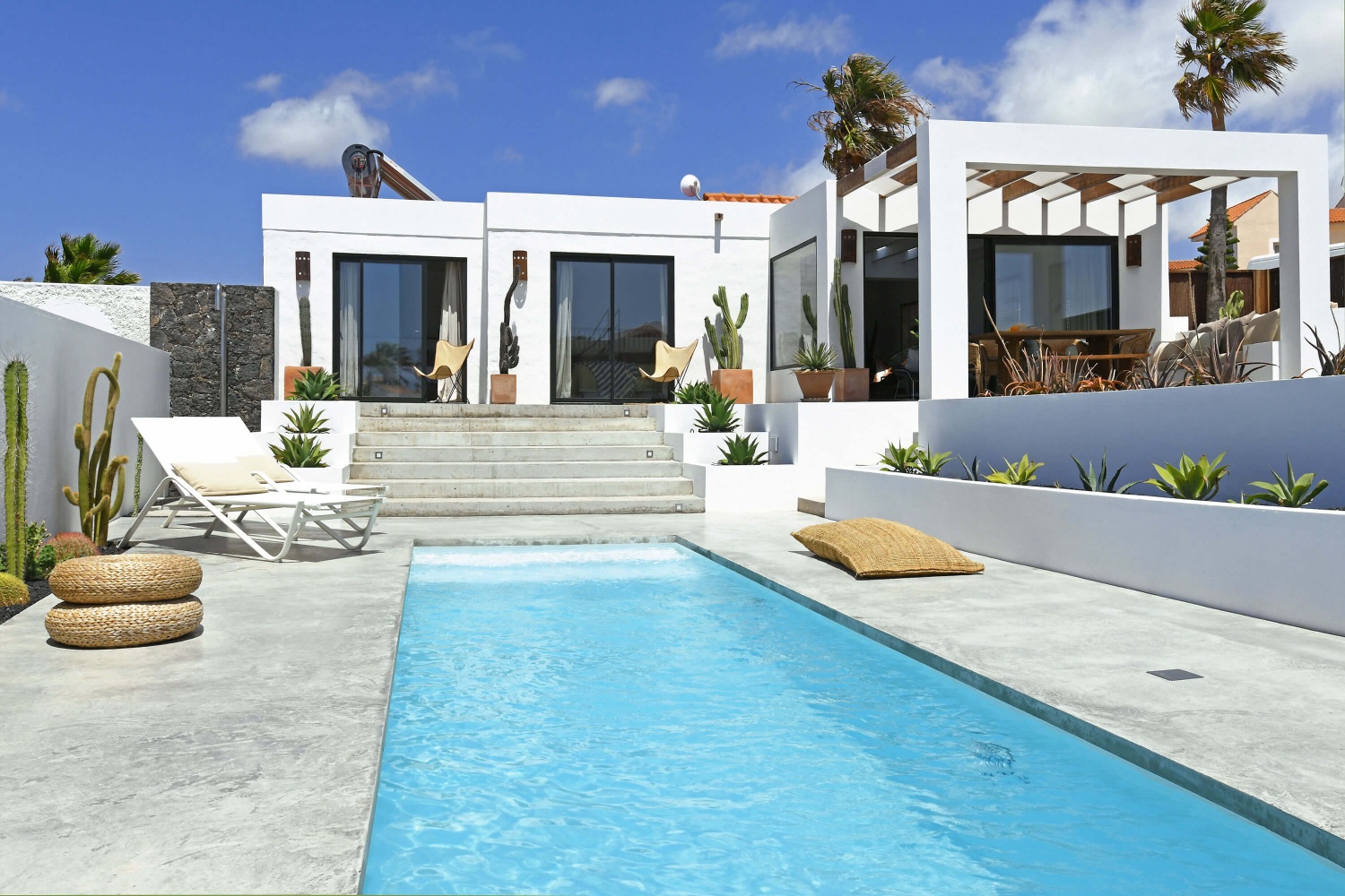 Cette villa extrêmement belle et moderne avec une grande piscine privée est meublée avec goût et parfaitement située à quelques minutes à pied des belles plages de La Pared et Viejo Rey.