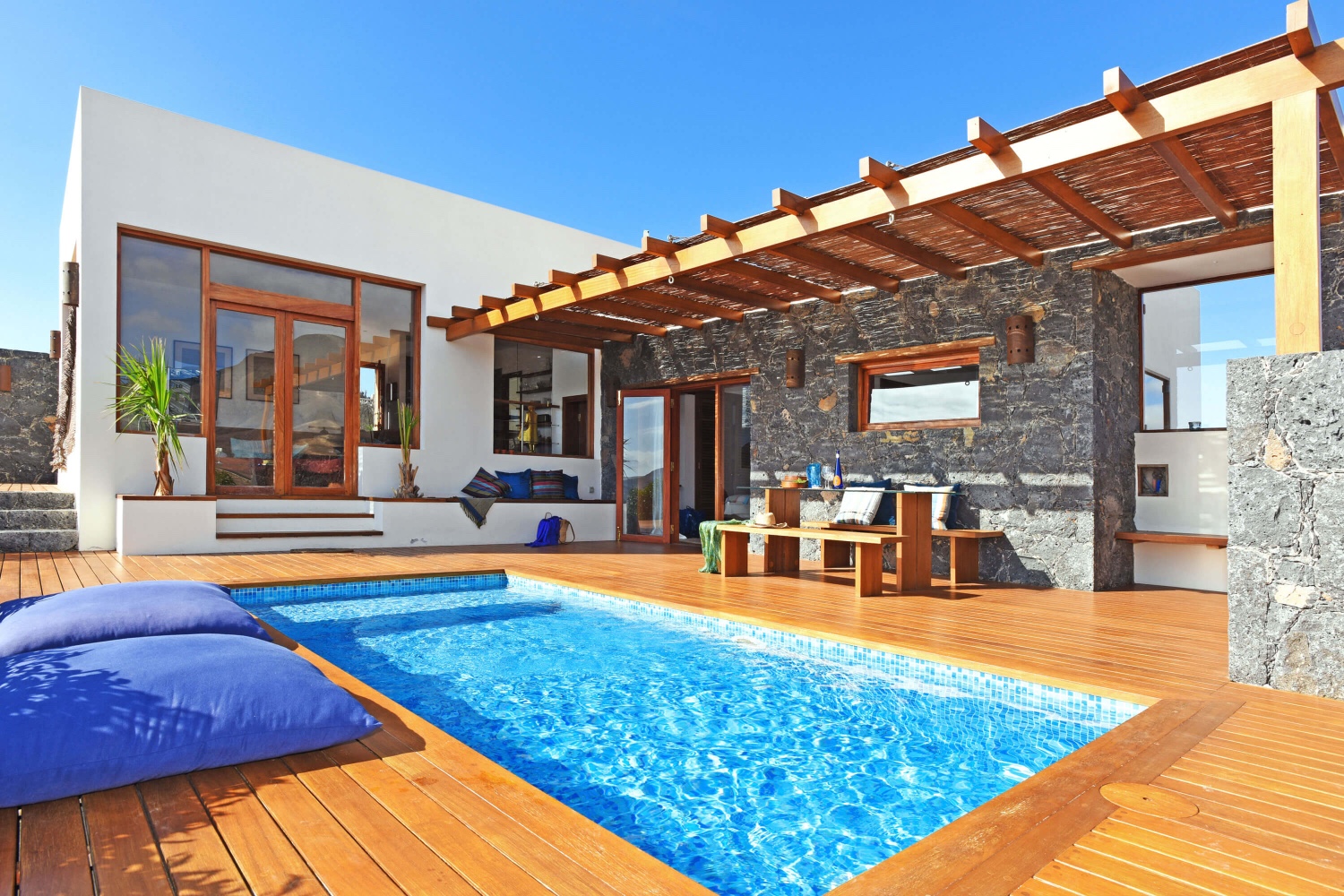 Stilfuld to værelses villa med privat pool og en storslået udsigt over vulkanske landskab i et område tæt på stranden