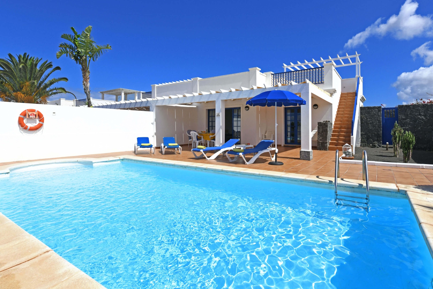 Casa de vacaciones de estilo marítimo y con piscina privada en un área residencial cerca de la zona de Playa Blanca
