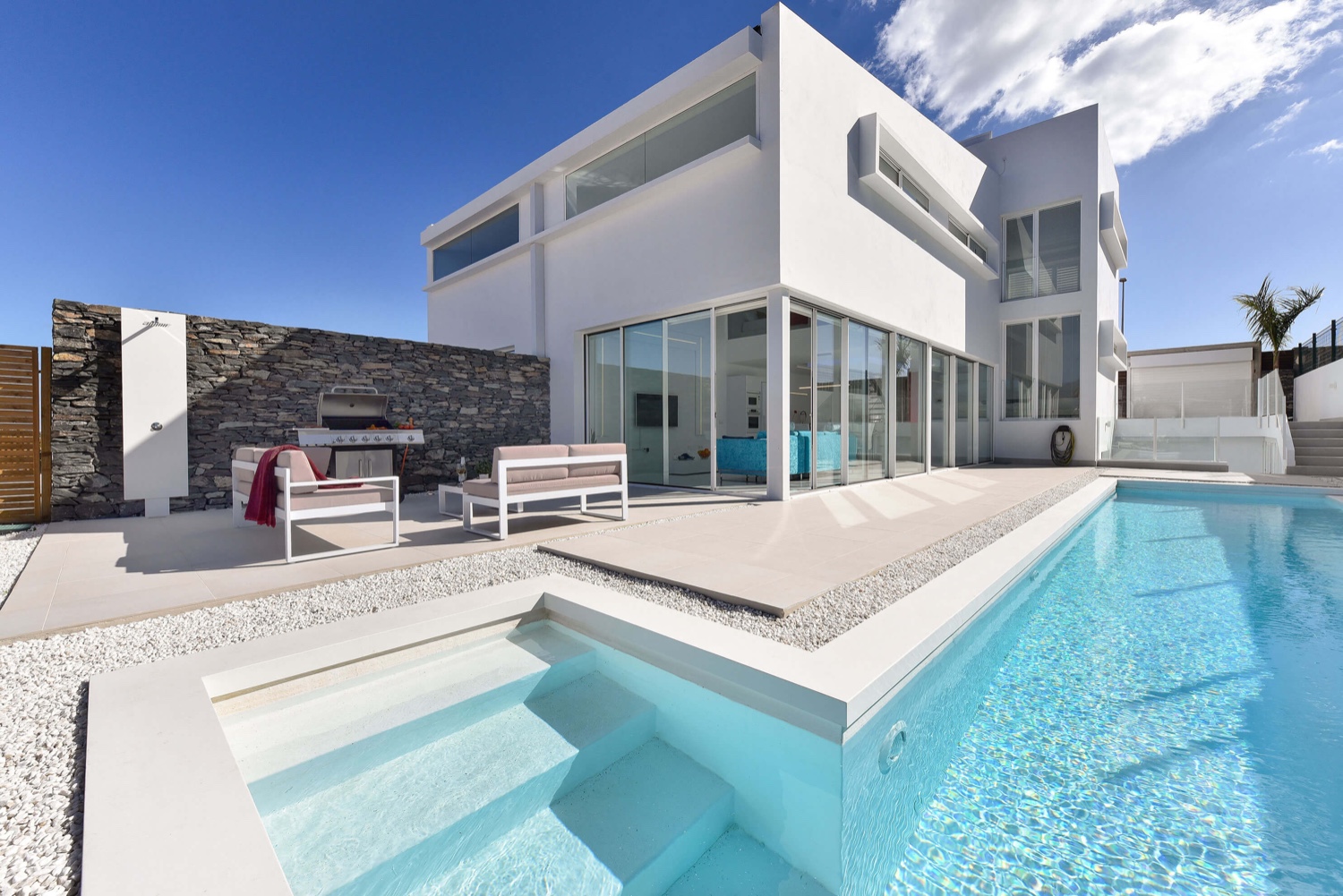 Prachtige moderne villa voor maximaal 8 personen met hoogwaardige apparatuur, groot verwarmd privézwembad en ideale locatie op slechts enkele minuten van het strand van Meloneras en Maspalomas