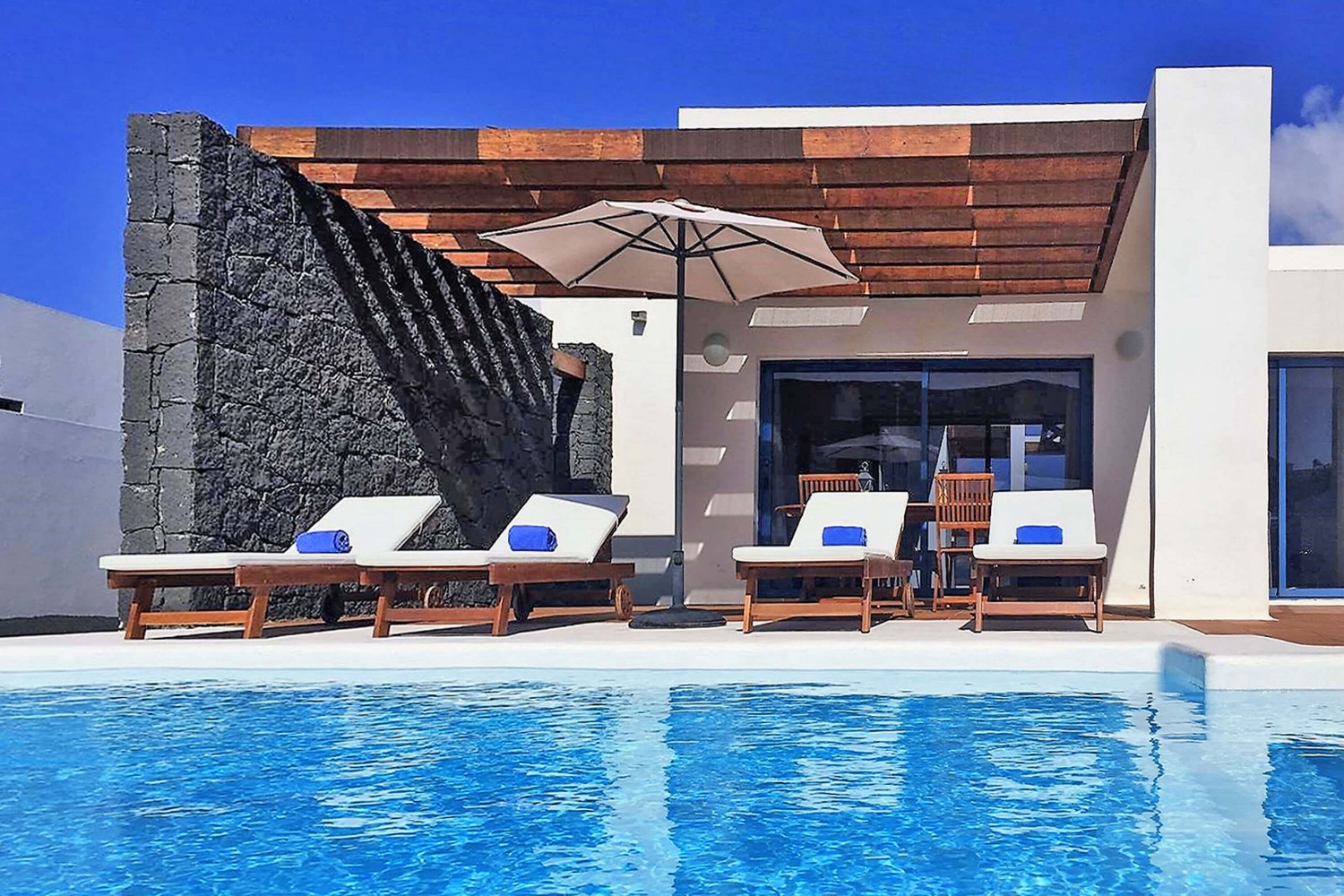 Villa mit herrlichem Blick, Klimaanlage, privatem Pool, WLAN, Garage und 2 Terrassen, ideal zum Ausruhen und in der Nähe des Zentrums von Playa Blanca