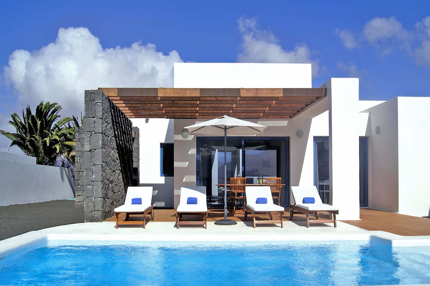 Villa mit Meerblick, privatem beheizbarem Pool, Klimaanlage, WLAN und Garage - ideal zum Entspannen