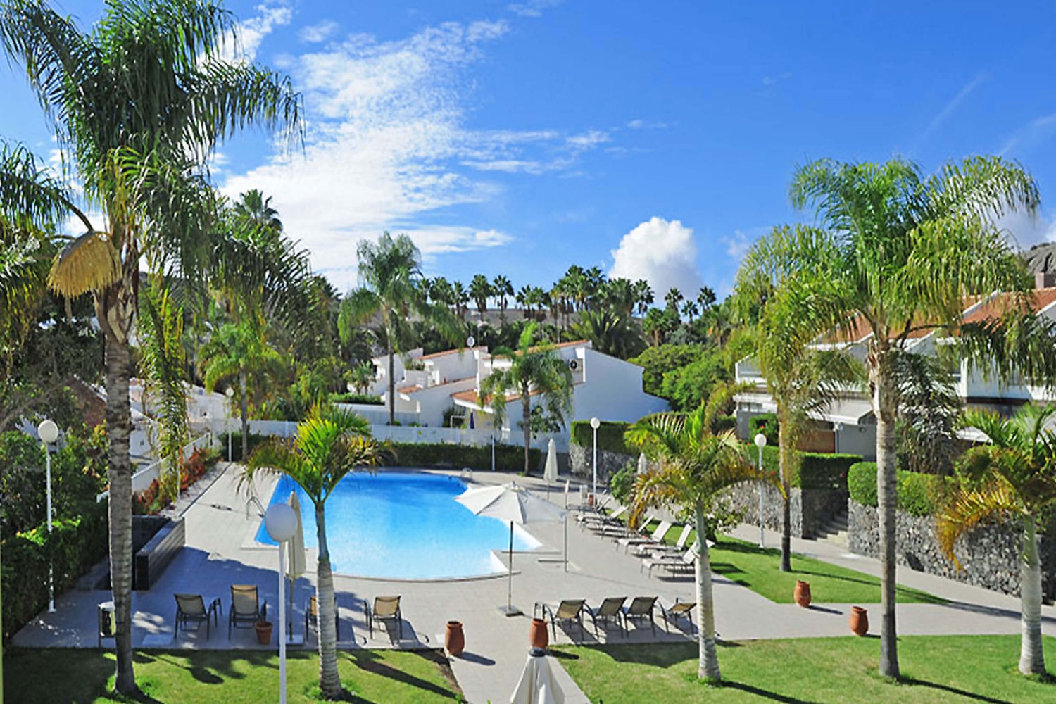 Elegant tre-etasjers feriehus i det rolige boligområdet Pasito Blanco med strand og marina.