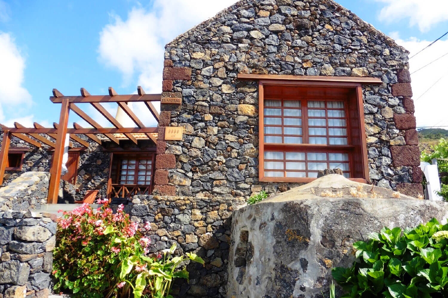 Tento typický kamenný dům na Kanárských ostrovech je součástí velmi dobře zrekonstruovaného komplexu 3 jednotek v obci El Mocanal s krásným výhledem na krajinu a Atlantik.