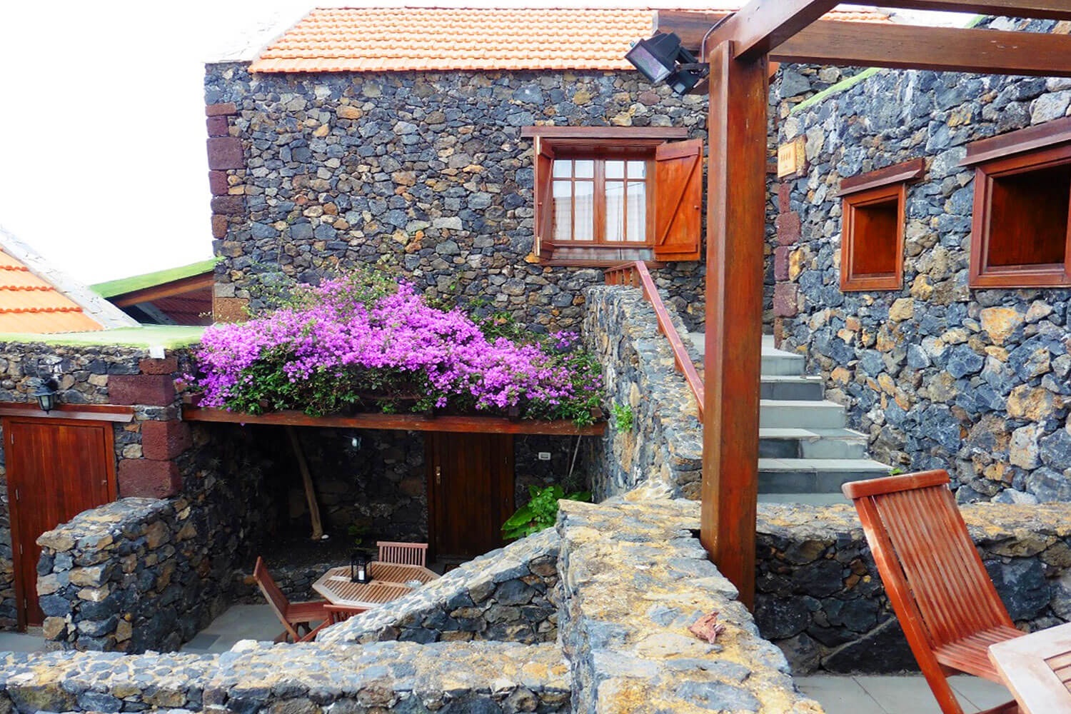 This typical Canarian stone house for 4 people is part of a very well renovated 3-unit complex in the village of El Mocanal with beautiful views of the landscape and the Atlantic