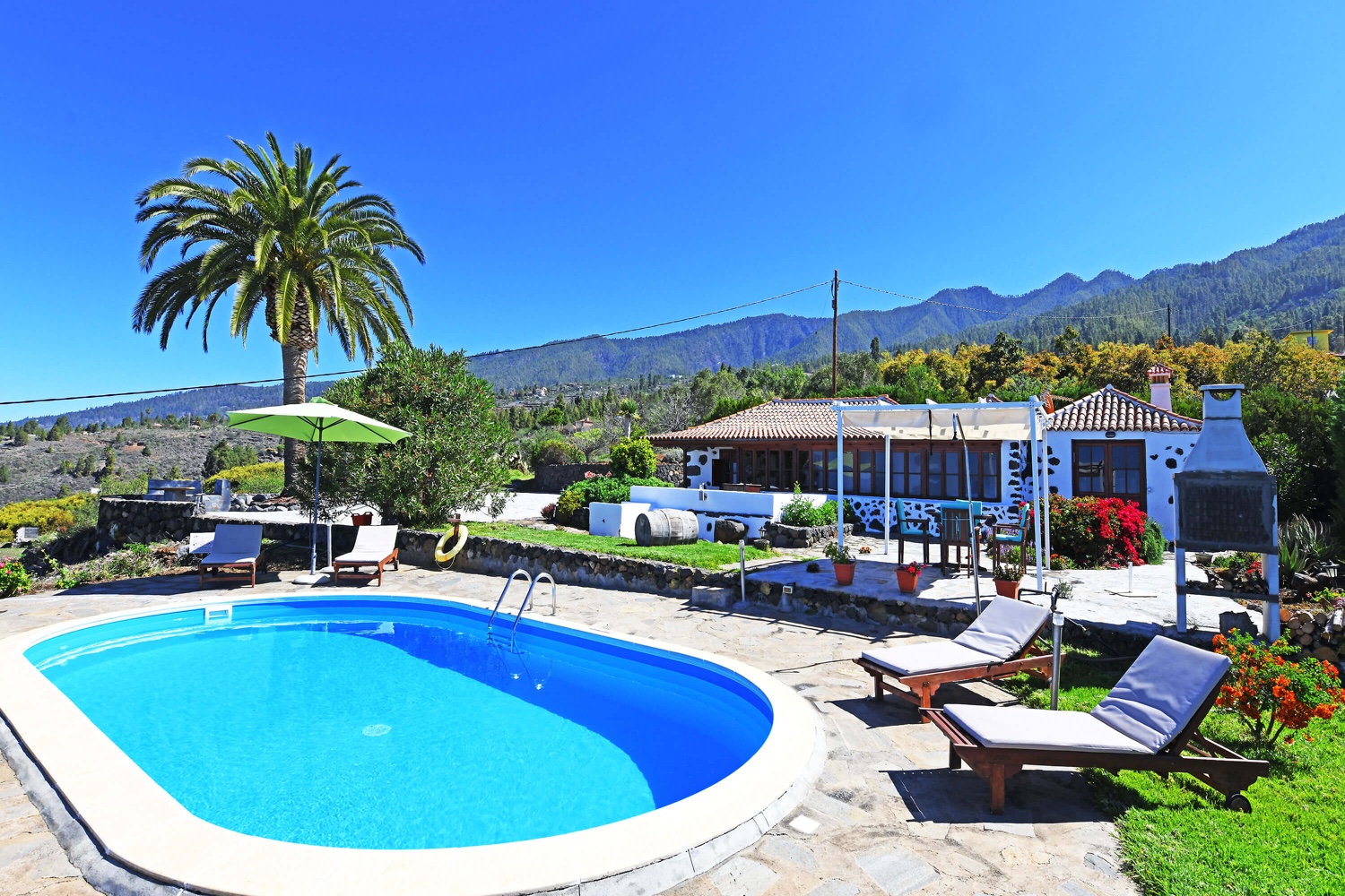 Casa de vacaciones en Tijarafe con unas vistas maravillosas al mar desde la terraza de la piscina