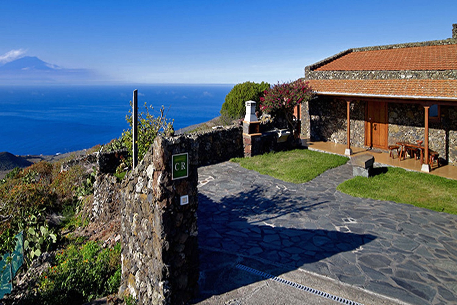 Rustiek huis met traditionele Canarische stijl, met een mooi houten terras en een uitstekende locatie om de rest van het eiland El Hierro te verkennen