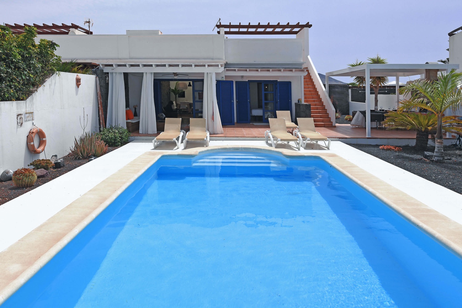 Drei-Zimmer-Haus zur Ferienvermietung auf Lanzarote, mit einem schönen Entspannungsbereich im Freien und einem großen privaten beheizbarem Pool in Playa Blanca