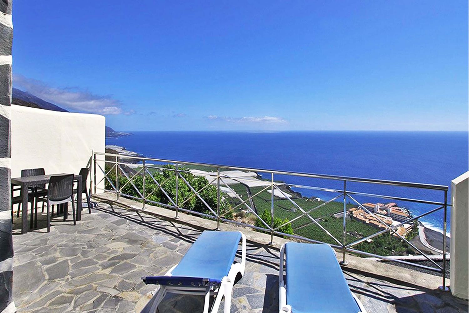 Mooi ingerichte bungalow voor 2 personen met gemeenschappelijk zwembad en prachtig uitzicht op zee voor een ontspannen vakantie in Puerto Naos