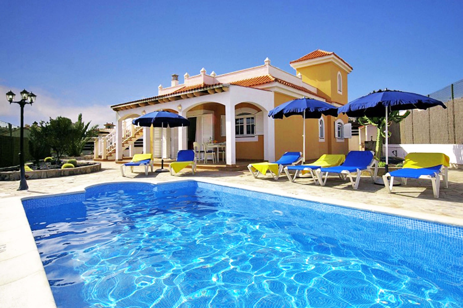 Élégantes villas de style espagnol avec trois chambres et piscine privée à côté du parcours de golf manucurés de Caleta de Fuste