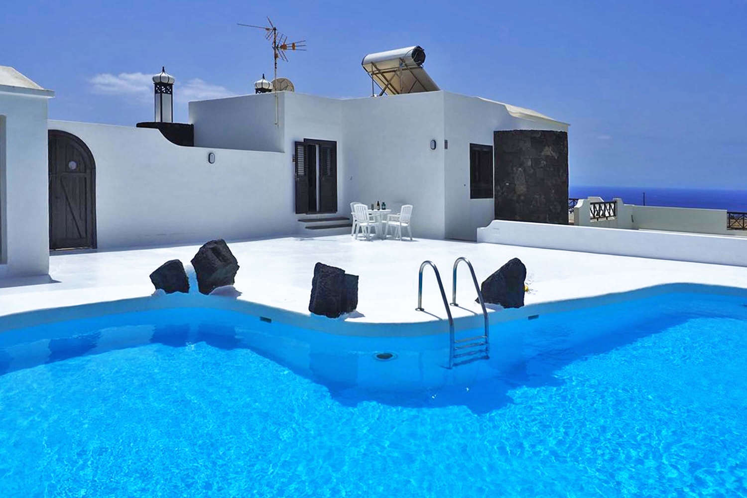 Moderní prázdninový dům s velkým venkovním prostorem se soukromým bazénem pro relaxační dovolenou na Lanzarote