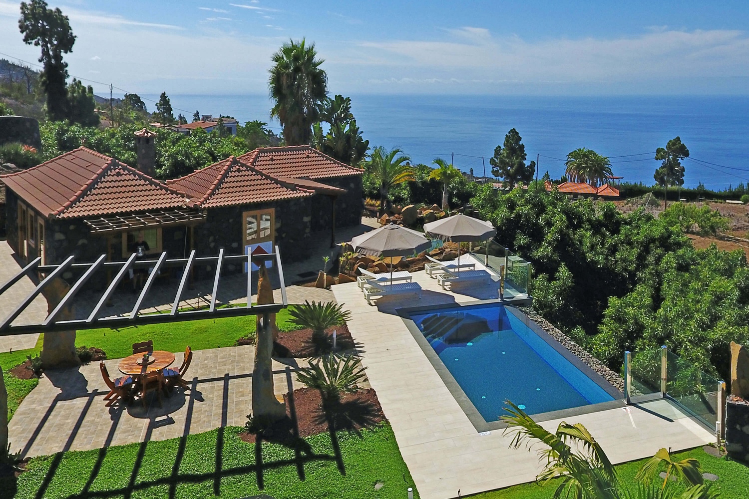 Charmante maison en pierre avec grande piscine, belle terrasse avec vue sur mer, coin barbecue et magnifique jardin de palmiers et cactus