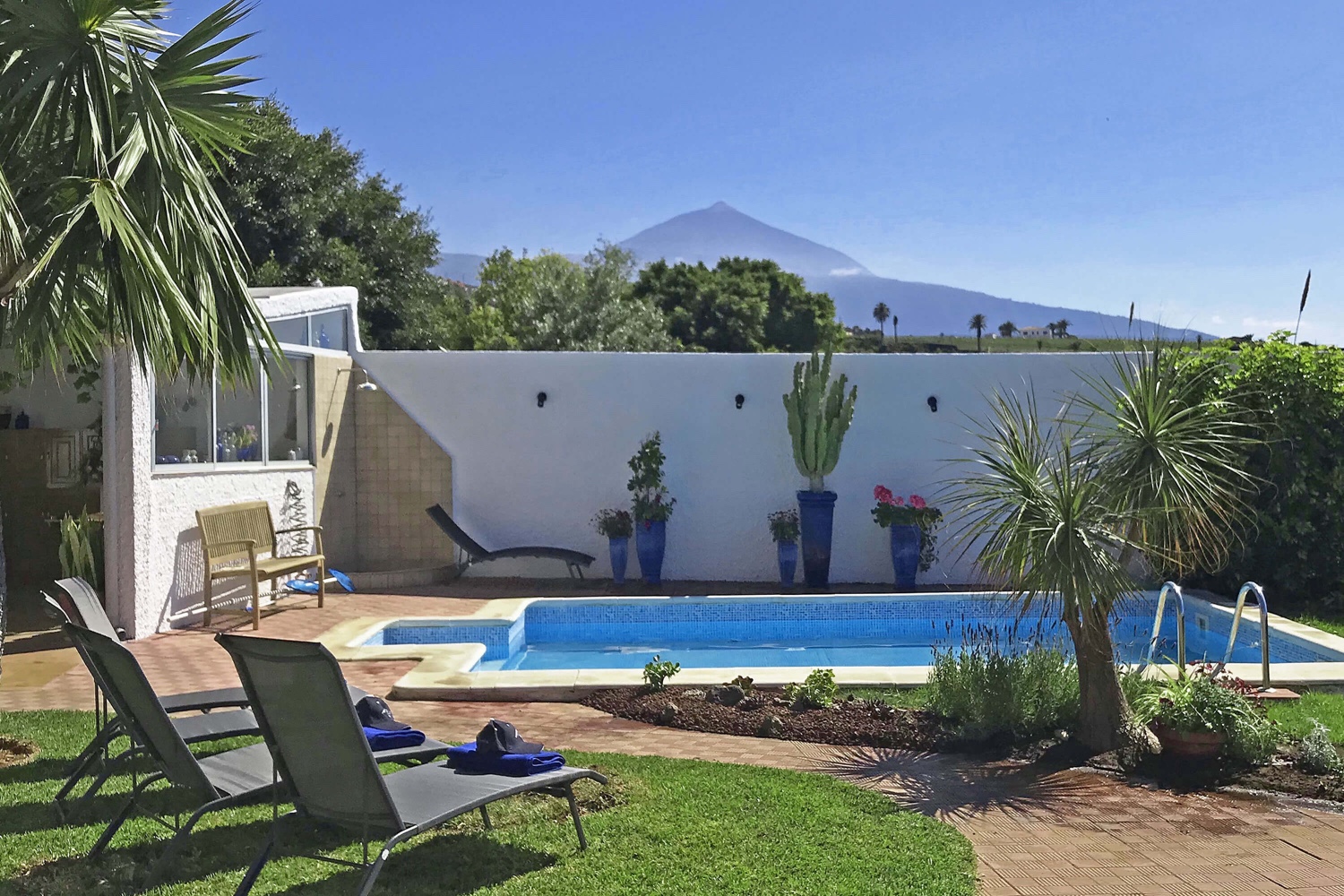 Modern and comfortably furnished holiday villa with 3 bedrooms, private pool and beautiful outdoor area with pavilion to enjoy the fantastic view of the sea and the mountains