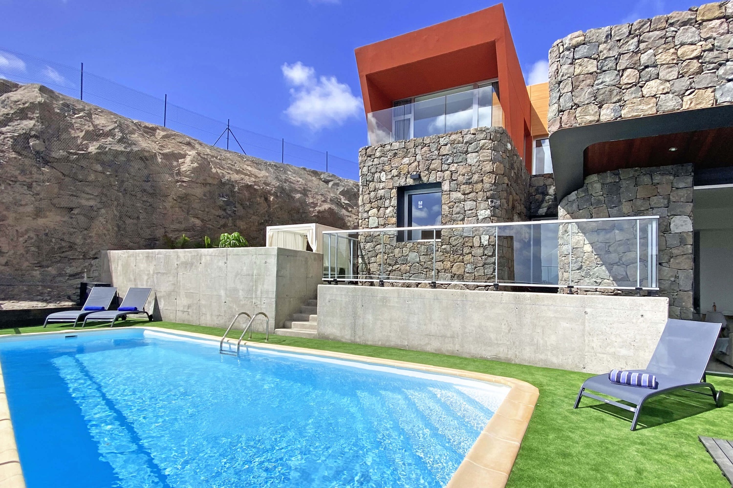 Esta elegante y moderna casa de vacaciones ofrece las mejores condiciones para unas vacaciones relajantes en el soleado sur de Gran Canaria con la posibilidad de trabajar o estudiar en casa.