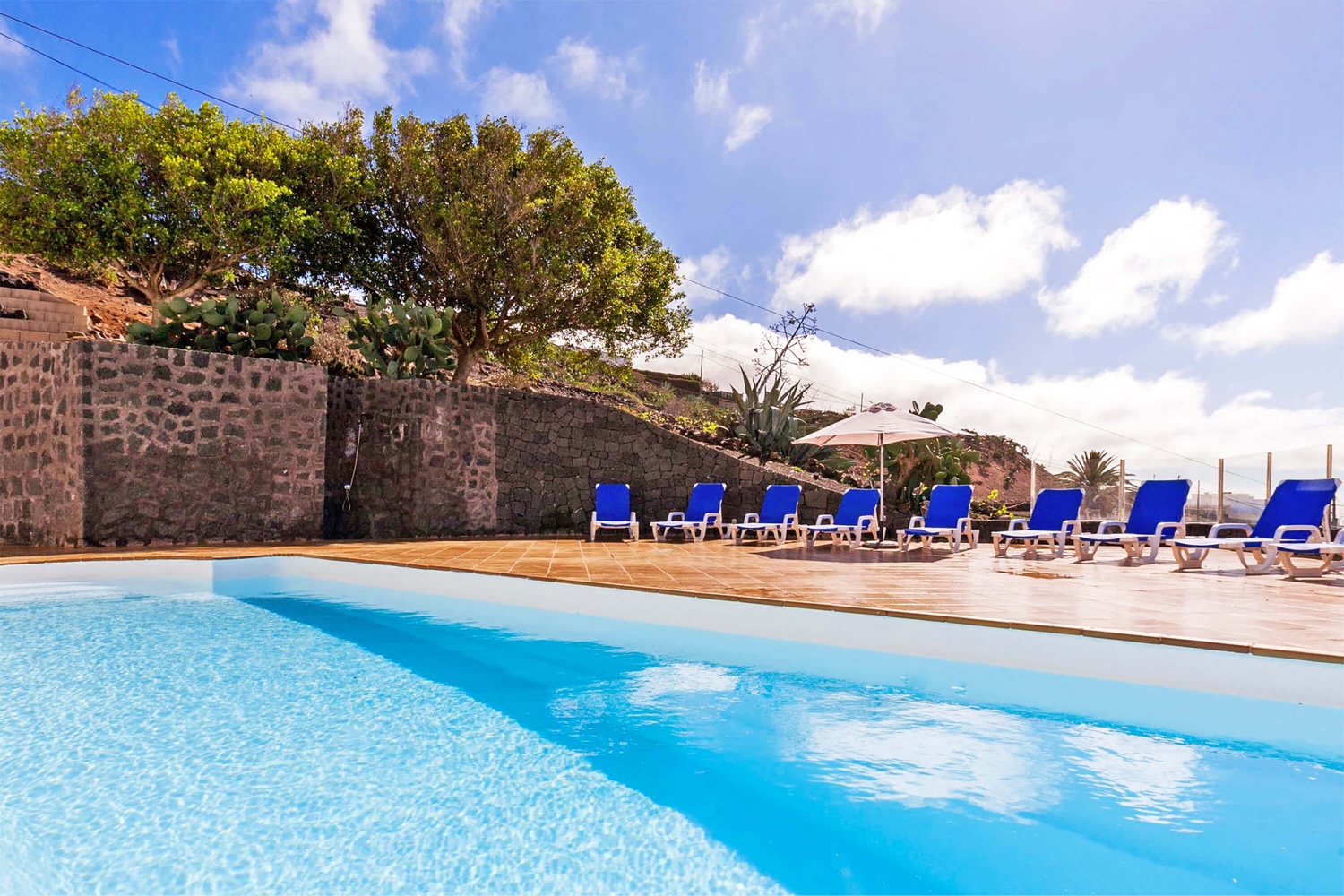 Prostorný šest-ložnice vila s vlastním bazénem a saunou obklopen krásnou vulkanickou krajinou Los Valles