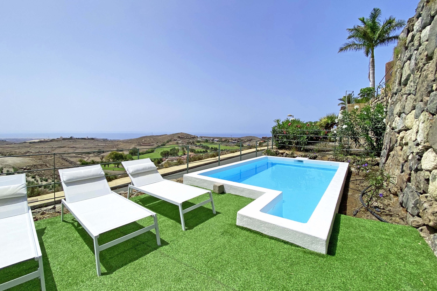 Vivienda de tres dormitorios, con bonito jardín y amplia piscina comunitaria en el complejo Morro Golf con vistas al campo de golf