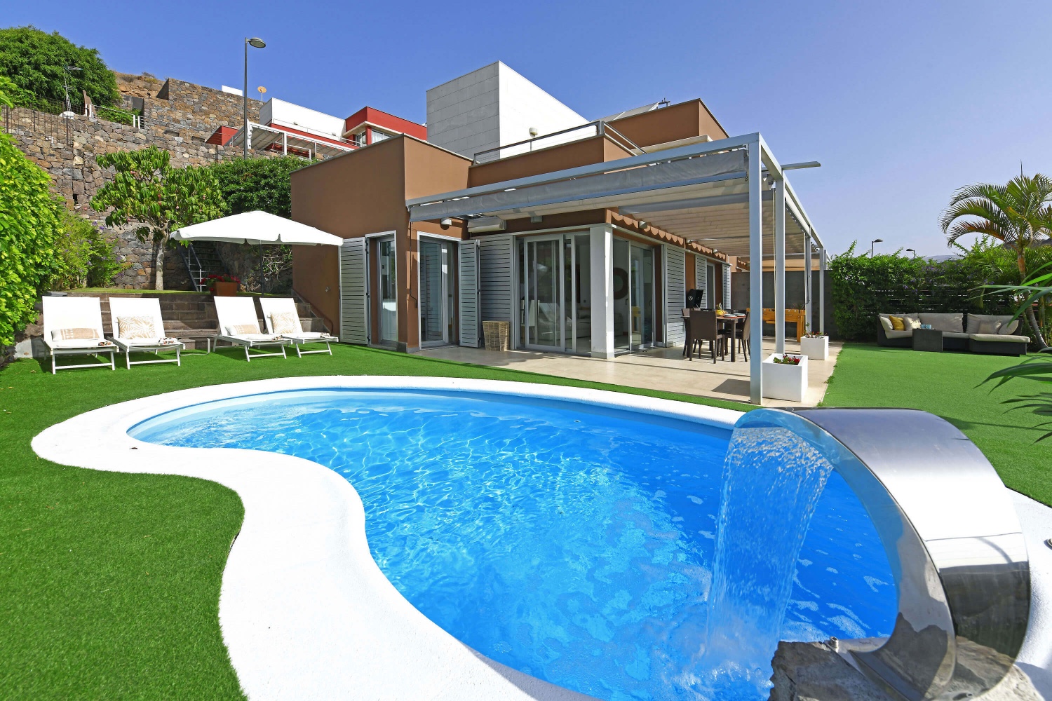 Modernt hus med vacker uteplats med egen uppvärmd pool och vacker utsikt över norra golfbanan