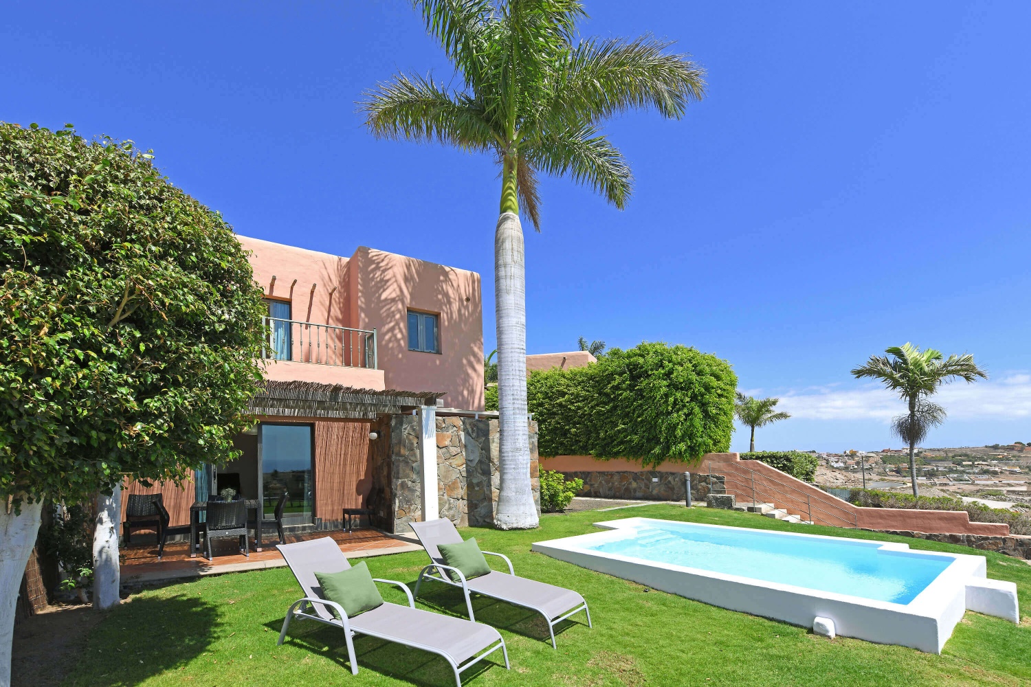 Three-bedroom house with a nice garden area, beautiful views of the golf course and private pool