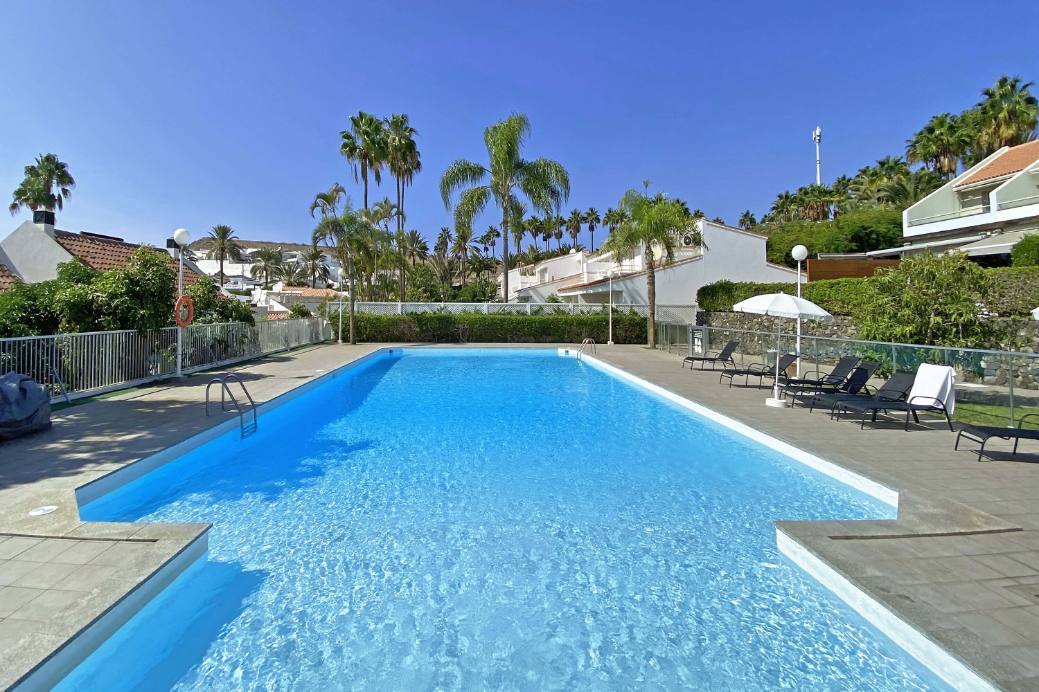 oderne villa met zwembad gelegen in een residentieel complex in de jachthaven van Pasito Blanco
