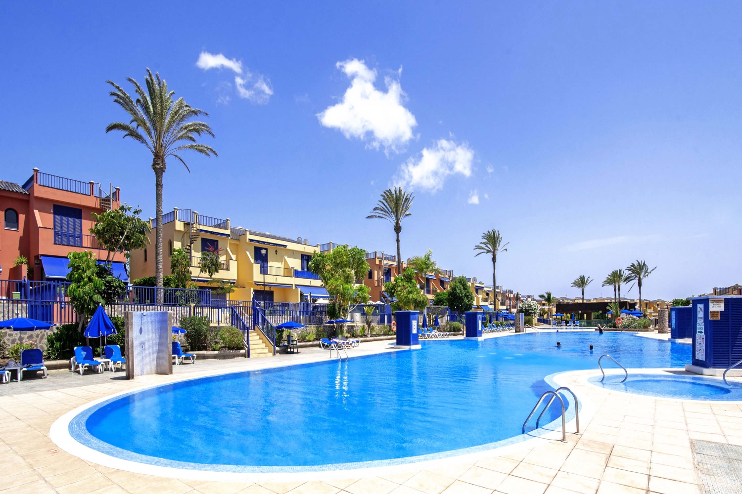Fantastisk bungalow med panoramautsikt över havet som ligger några meter från stranden i ett komplex med gemensam pool.