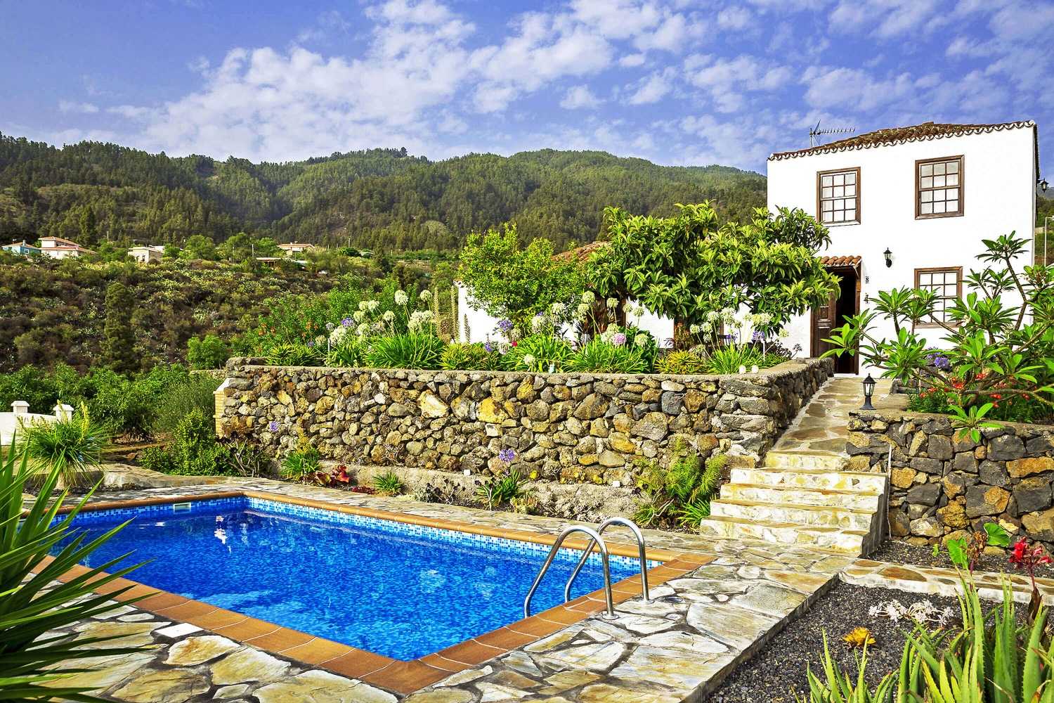 Okouzlující venkovský dům s nádherným výhledem na velký pozemek se zahradami, ovocnými stromy a soukromým bazénem