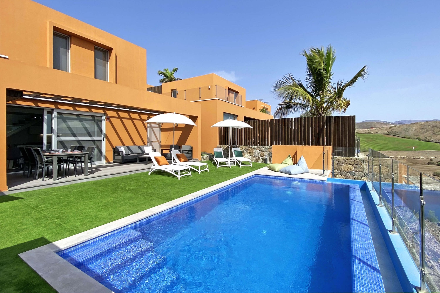 Superbly equipped holiday villa for families or couples on 2 levels, with a large sun terrace, large swimming pool and fantastic views of Lake Salobre and the golf course.