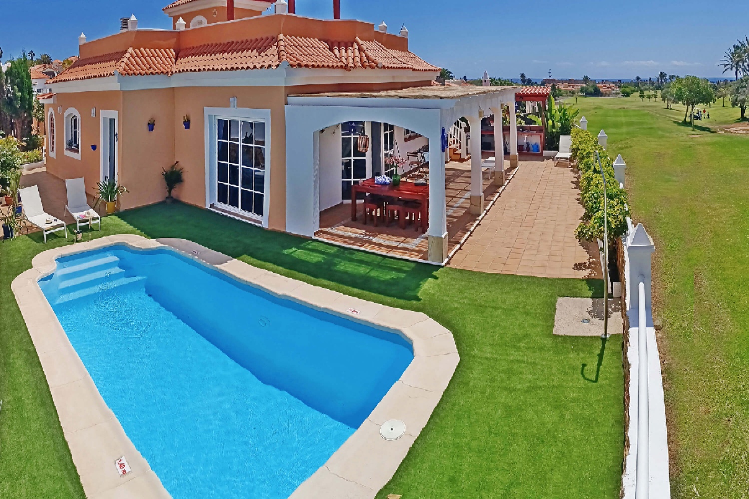 Belle villa de quatre chambres avec grande piscine, vue sur la mer et belle situation à côté du parcours de golf de Caleta de Fuste