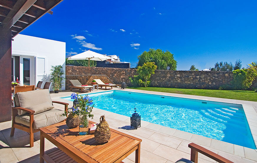 Rymligt semesterhus med fyra sovrum och modern design, med trädgård och privat pool i Puerto del Carmen