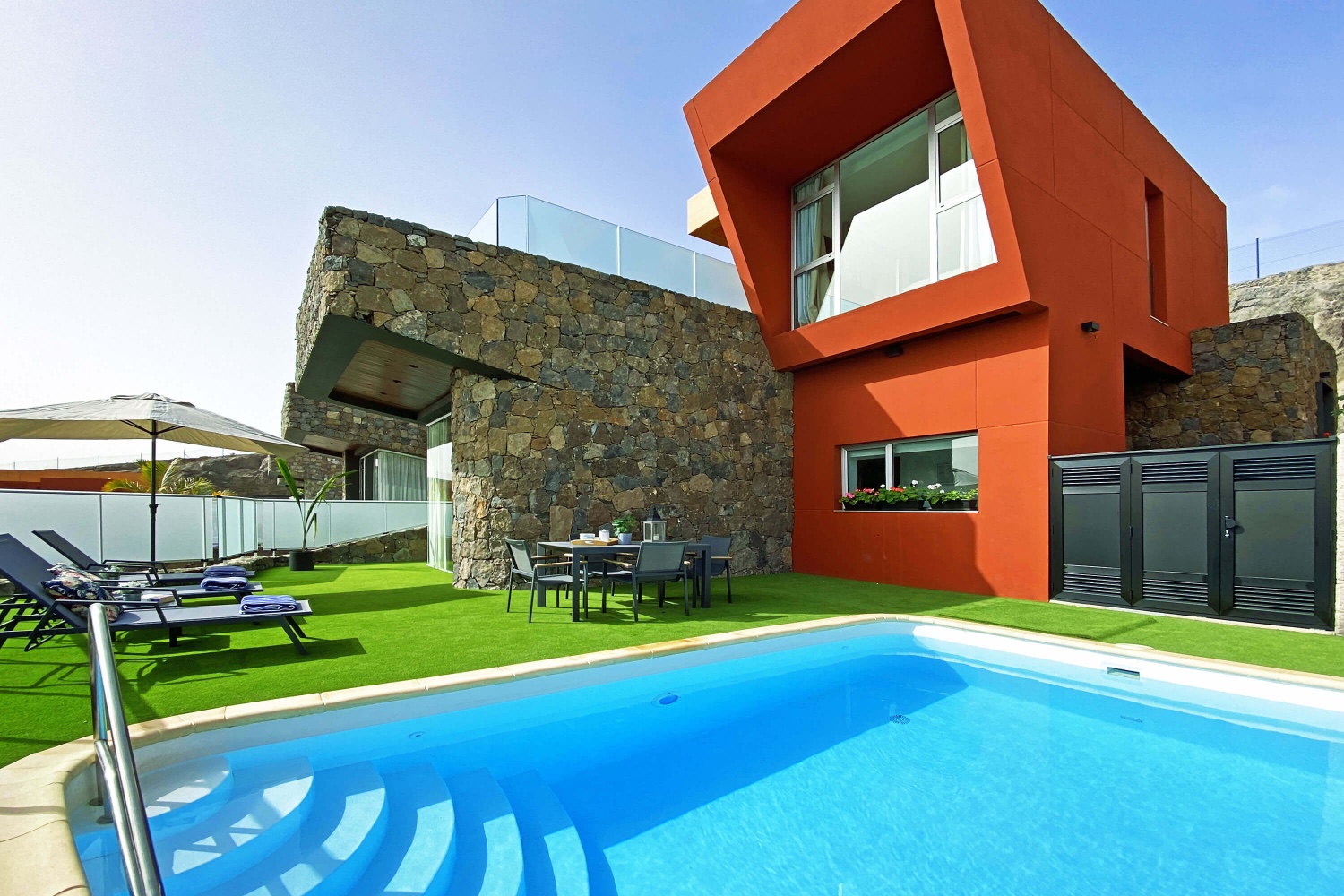 Moderne und helle Villa, komplett ausgestattet, perfekt, um das gute Wetter im Süden von Gran Canaria in einer einzigartigen Umgebung zu genießen.