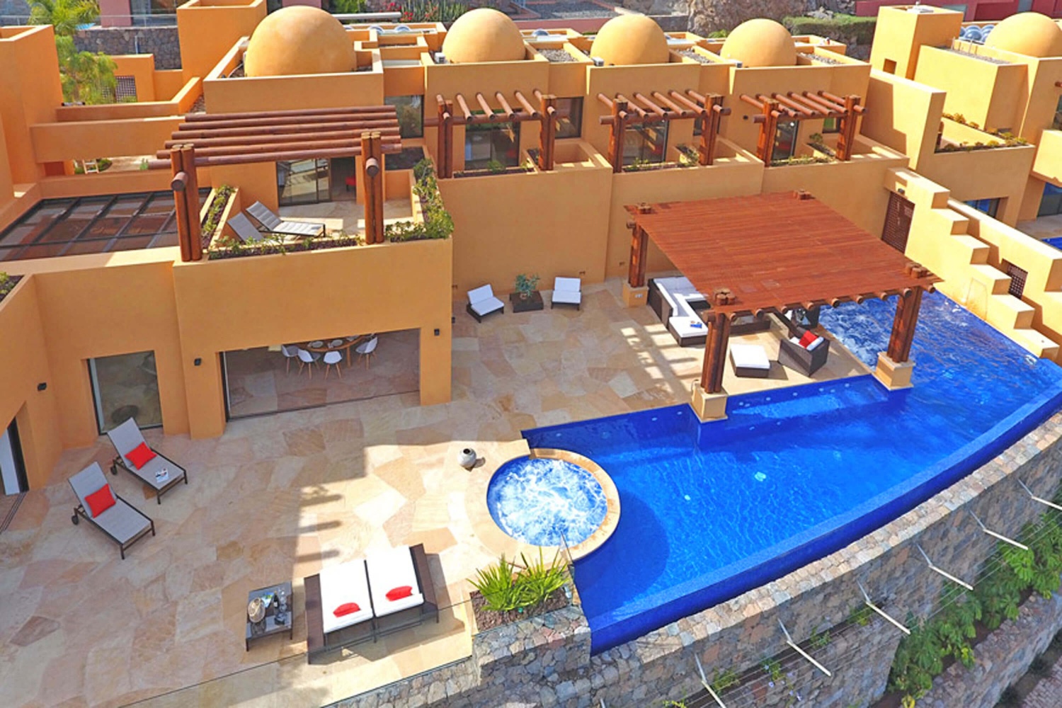 Luxury house with a maximum capacity for 10 people with a private pool and jacuzzi with spectacular views of the golf course